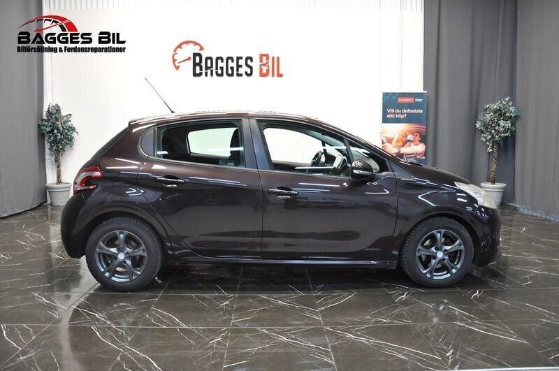 Svart Begagnad 2012 Peugeot 208 Halvkombi | 53 900 kr (Marknadspris) - Bild 1/4