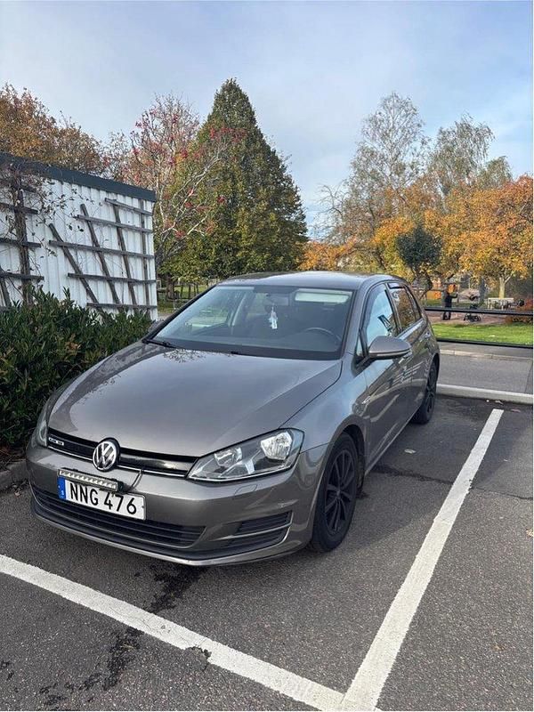 Grå Begagnad 2015 VW Golf VII Halvkombi | 112 900 kr (Lite dyr) - Bild 1/4