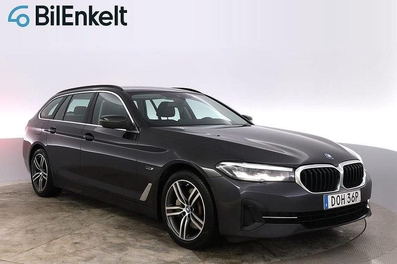 Grå Begagnad 2022 BMW 530e Kombi | 304 900 kr (Superpris) - Bild 1/4