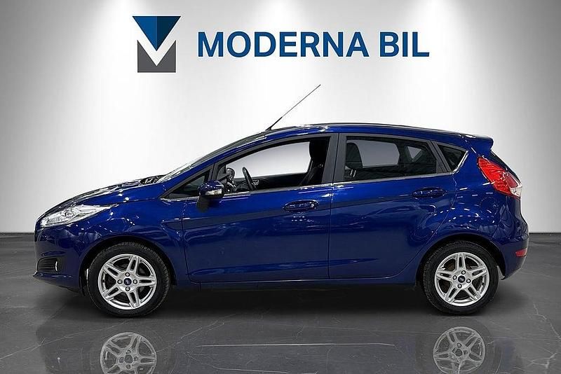 Begagnad Ford Fiesta Titanium 101 HK (74 kW) 2014 Blå Halvkombi