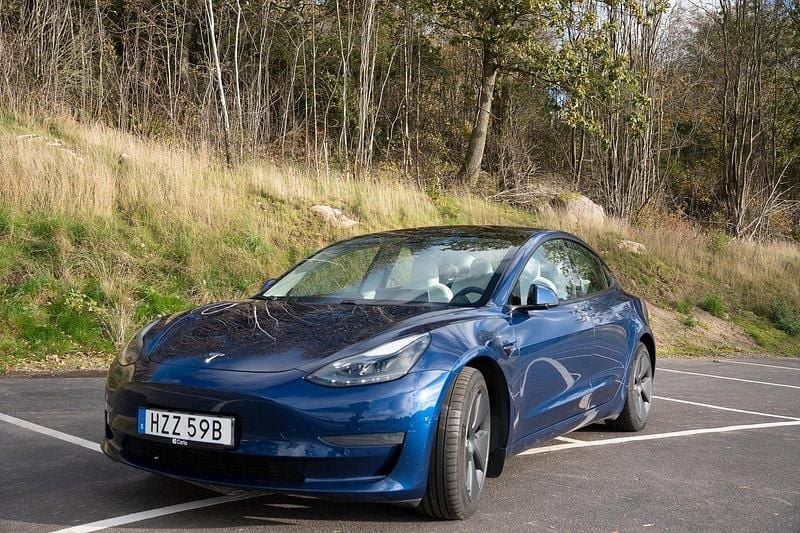 Blå Begagnad 2021 Tesla Model 3 Long Range AWD Sedan | 304 000 kr (Bra pris) - Bild 1/4