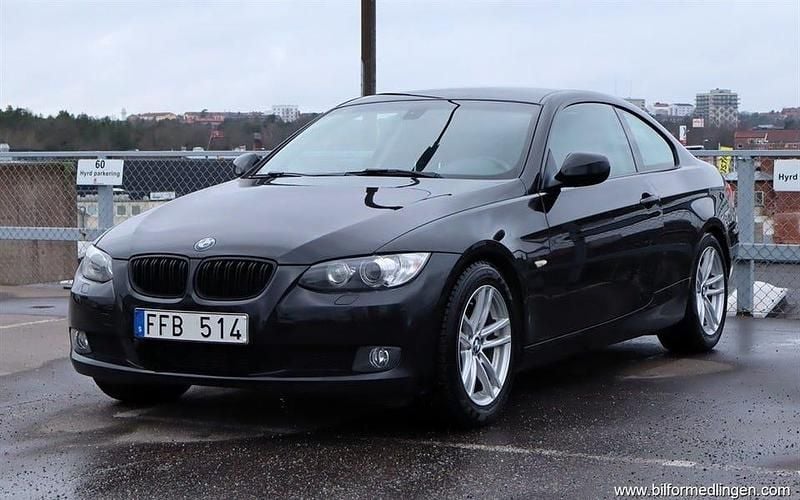 Svart Begagnad 2010 BMW 320 Sportkupé | 132 500 kr (Dyr) - Bild 1/4