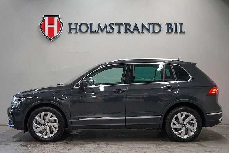 Grå Begagnad 2023 VW Tiguan Elegance SUV | 369 900 kr (Marknadspris) - Bild 1/4