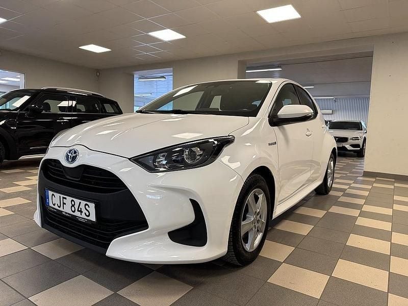 Begagnad Toyota Yaris Hybrid Active 116 HK (85 kW) 2021 Vit Halvkombi