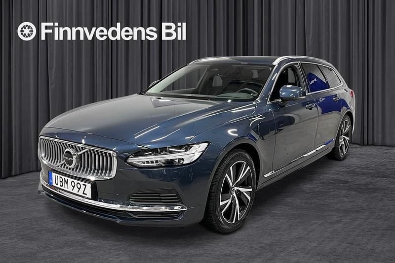Mörkblå Begagnad 2023 Volvo V90 Core Kombi | 424 800 kr (Marknadspris) - Bild 1/4