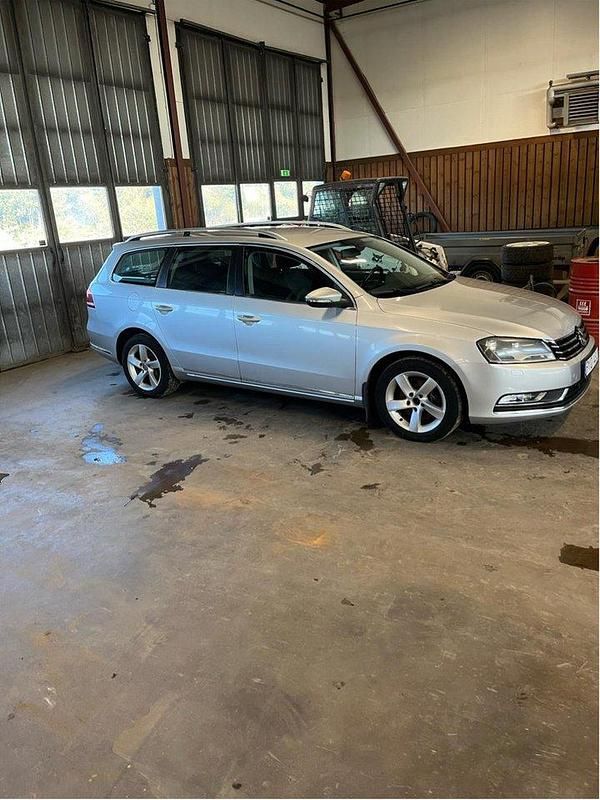 Silver Begagnad 2012 VW Passat Kombi | 75 000 kr (Bra pris) - Bild 1/4
