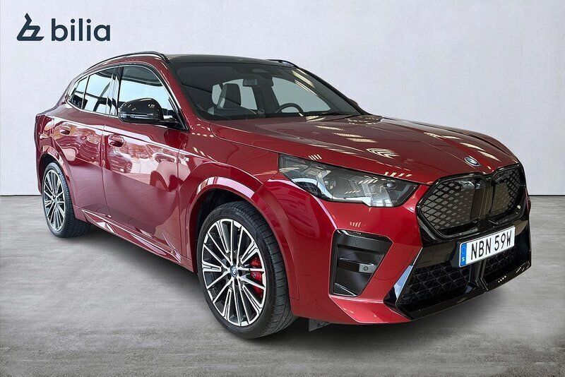 Röd Begagnad 2023 BMW iX2 M Sport SUV | 579 800 kr (Marknadspris) - Bild 1/4