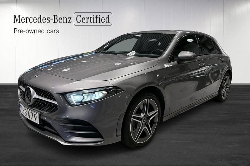 Mörkgrå (grey) Begagnad 2020 Mercedes A250 AMG line Halvkombi | 259 900 kr (Marknadspris) - Bild 1/4