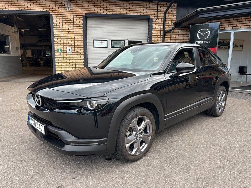 Jet black mica metallic Begagnad 2022 Mazda MX30 Sky SUV | 174 500 kr (Bra pris) - Bild 1/4