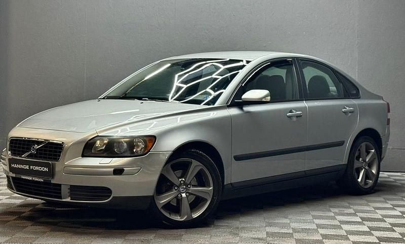 Silver Begagnad 2007 Volvo S40 Sedan | 69 900 kr (Lite dyr) - Bild 1/4