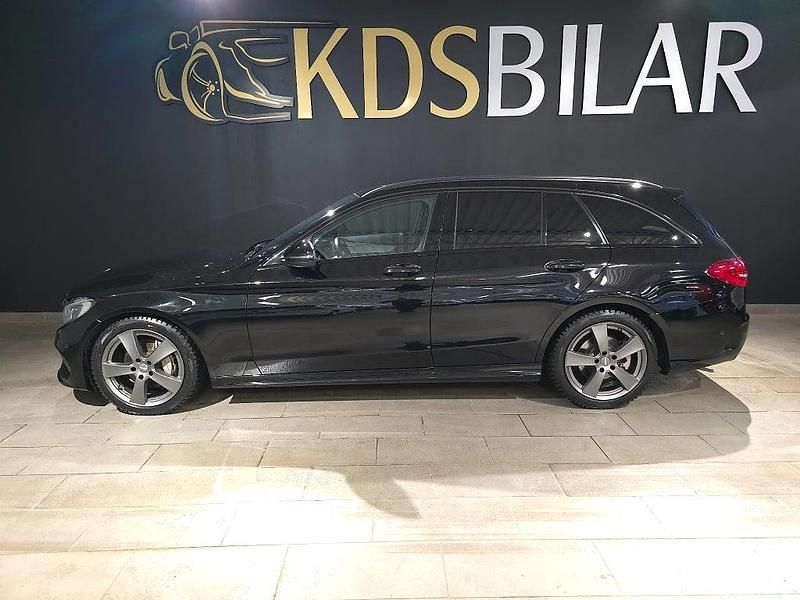 Svart Begagnad 2018 Mercedes C180 AMG line Kombi | 198 500 kr (Marknadspris) - Bild 1/4