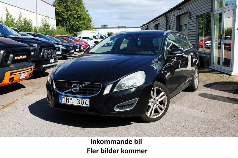 Svart Begagnad 2011 Volvo V60 Summum Kombi | 109 900 kr (Marknadspris) - Bild 1/4