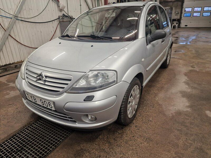 Silver Begagnad 2003 Citroën C3 Halvkombi | 35 000 kr (Marknadspris) - Bild 1/4