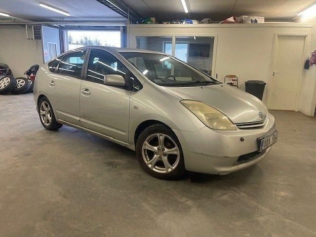 Silver Begagnad 2003 Toyota Prius Halvkombi | 22 900 kr (Bra pris) - Bild 1/4