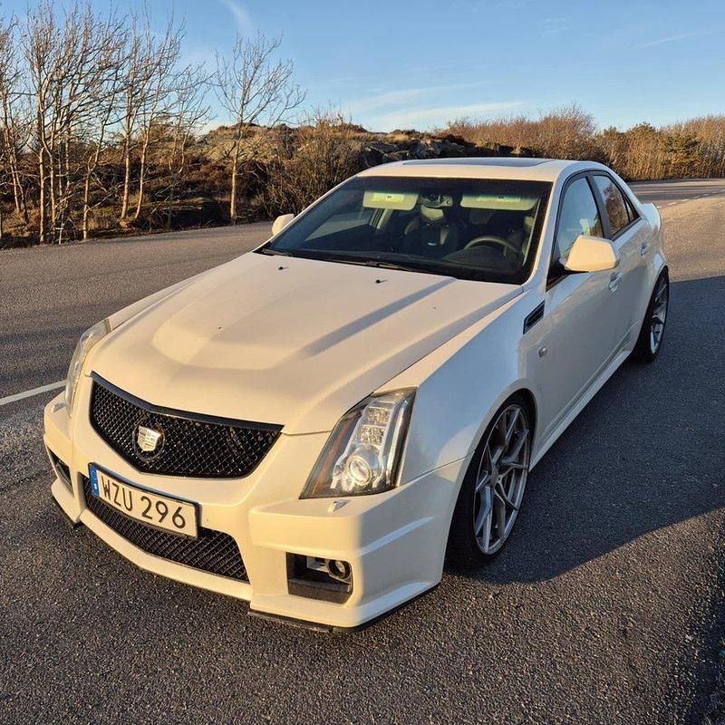 Vit Begagnad 2010 Cadillac CTS Sedan | 300 000 kr - Bild 1/4
