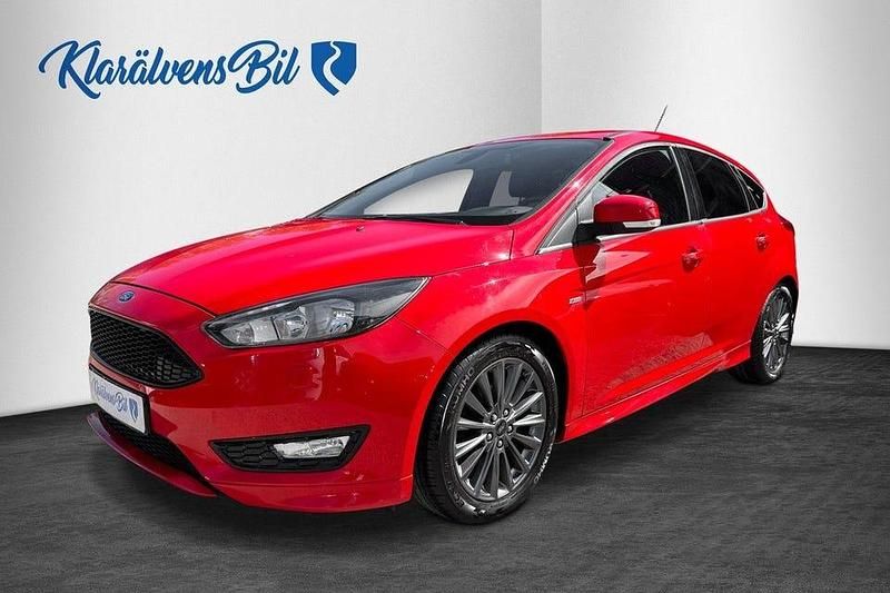 Röd Begagnad 2017 Ford Focus ST-Line Halvkombi | 99 900 kr (Marknadspris) - Bild 1/4