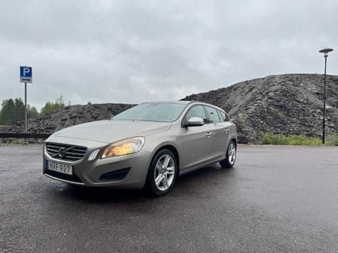 Brun Begagnad 2012 Volvo V60 Kinetic Kombi | 43 000 kr (Superpris) - Bild 1/4