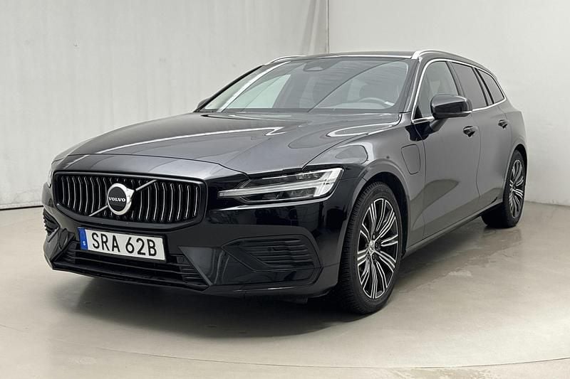 Svart Begagnad 2024 Volvo V60 Core Kombi | 410 000 kr (Marknadspris) - Bild 1/4
