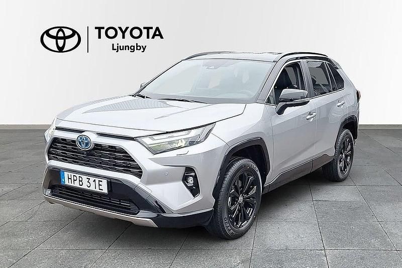 Grå Ny 2025 Toyota RAV4 Hybrid Style SUV | 495 000 kr (Lite dyr) - Bild 1/4