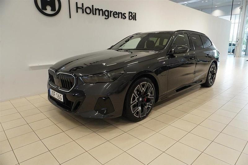 Grå Begagnad 2025 BMW 530e Efficient Dynamics Kombi | 814 600 kr (Dyr) - Bild 1/4