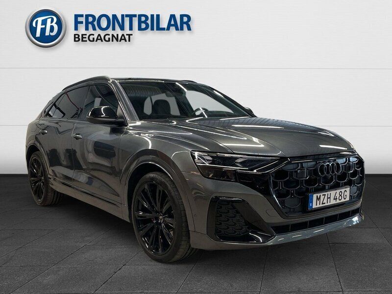 Grå Begagnad 2023 Audi Q8 Design SUV | 964 900 kr (Marknadspris) - Bild 1/3