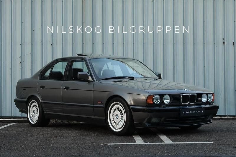 Mörkgrå Begagnad 1990 BMW M5 Shadowline Sedan | 449 900 kr - Bild 1/4