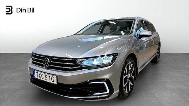 Silver Begagnad 2022 VW Passat GTE SUV | 339 900 kr (Marknadspris) - Bild 1/4