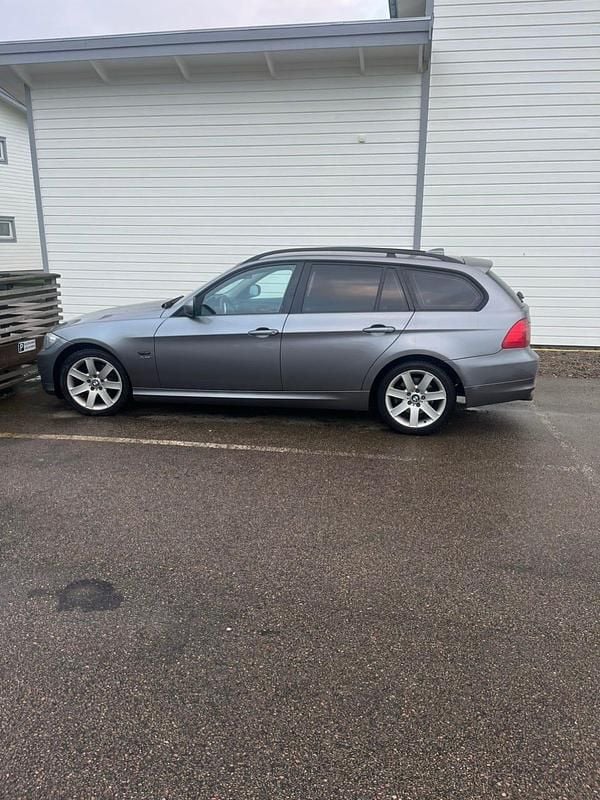 Mörkgrå Begagnad 2009 BMW 320 Kombi | 59 000 kr (Marknadspris) - Bild 1/4