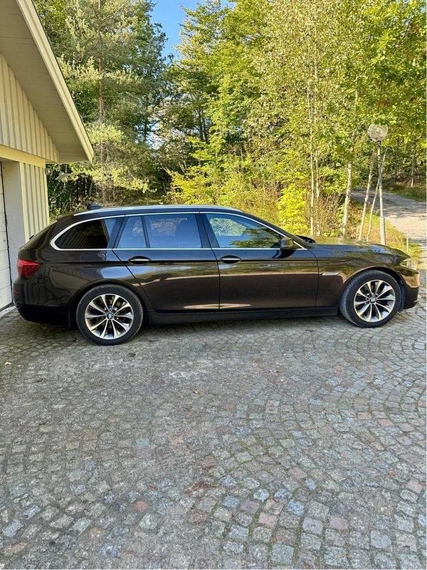 Brun Begagnad 2017 BMW 520 Kombi | 150 000 kr (Superpris) - Bild 1/4