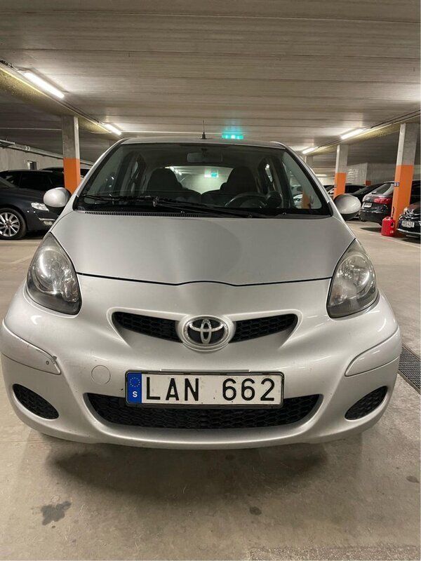 Silver Begagnad 2010 Toyota Aygo Halvkombi | 38 000 kr (Marknadspris) - Bild 1/4