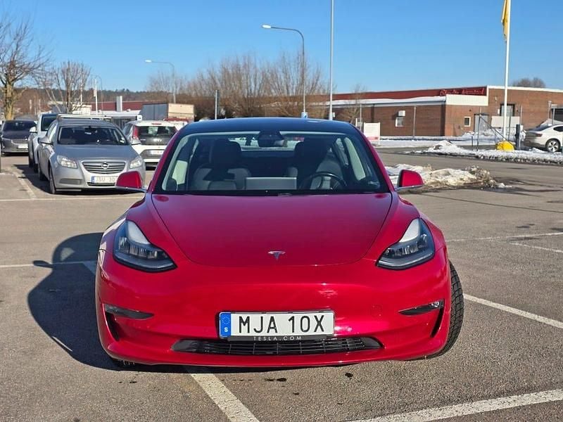 Begagnad Tesla Model 3 Long Range AWD 323 kW (440 HK) 2019 Nylackerad framskärmar och främre stötfångare. Sedan