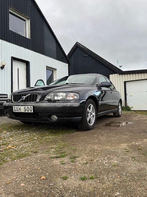Grå Begagnad 2002 Volvo S60 Sedan | 19 500 kr - Bild 1/4
