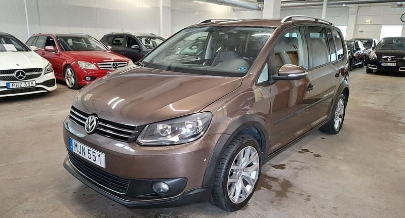 Brun Begagnad 2015 VW Touran Cross Minibuss | 155 999 kr (Marknadspris) - Bild 1/4