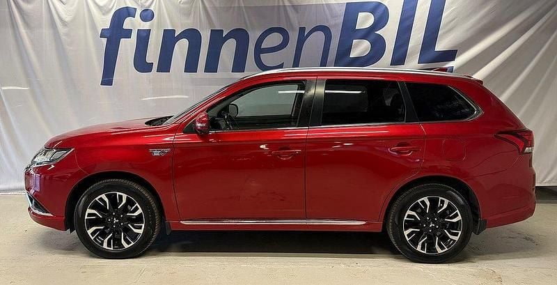 Röd Begagnad 2016 Mitsubishi Outlander P-HEV SUV | 157 500 kr (Marknadspris) - Bild 1/4