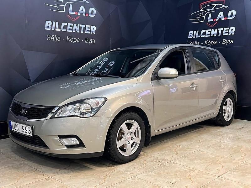 Silver Begagnad 2011 Kia Ceed Halvkombi | 69 000 kr (Marknadspris) - Bild 1/4