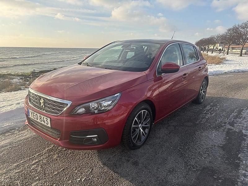 Röd Begagnad 2017 Peugeot 308 Allure Halvkombi | 119 900 kr (Marknadspris) - Bild 1/4