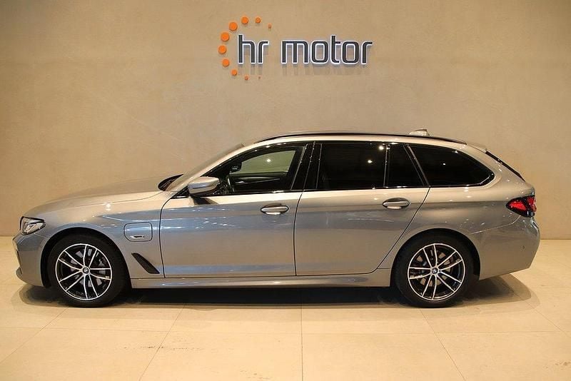 Grå Begagnad 2022 BMW 530e M Sport Kombi | 459 000 kr (Dyr) - Bild 1/4
