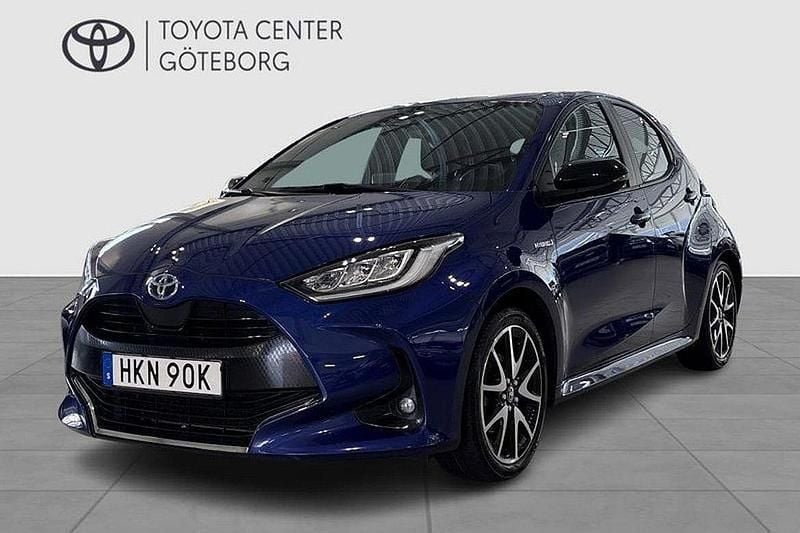 Mörkblå Begagnad 2021 Toyota Yaris Hybrid Style Halvkombi | 219 900 kr (Marknadspris) - Bild 1/3