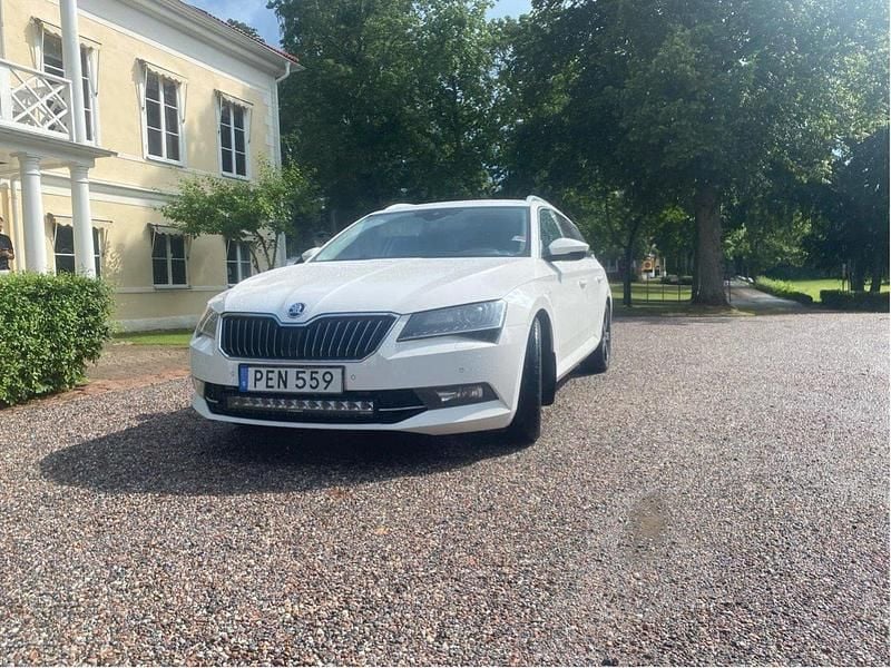 Vit Begagnad 2017 Skoda Superb LAURIN & KLEMENT Kombi | 169 000 kr (Marknadspris) - Bild 1/4