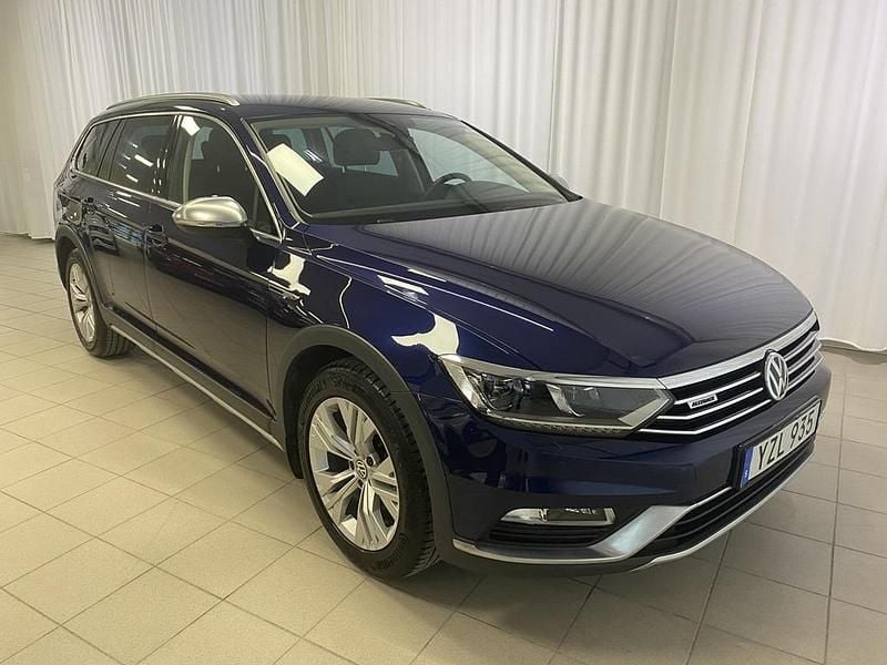 Mörkblå Begagnad 2017 VW Passat Alltrack Kombi | 225 000 kr (Marknadspris) - Bild 1/4