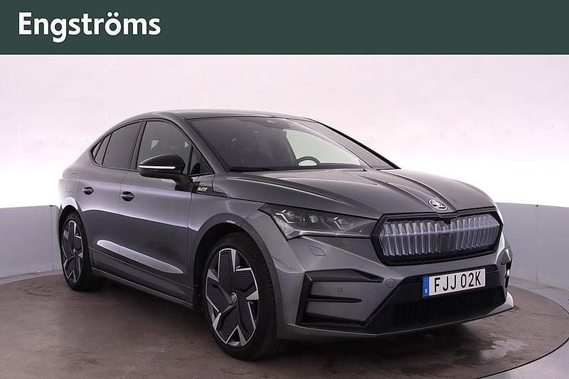 Grå Begagnad 2023 Skoda Enyaq iV RS SUV | 439 000 kr (Marknadspris) - Bild 1/4