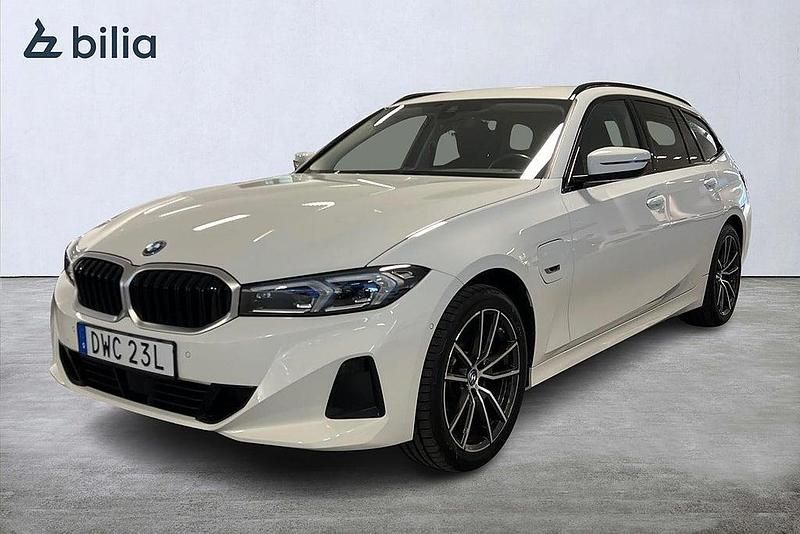 Vit Begagnad 2022 BMW 330e Shadowline Kombi | 369 900 kr (Marknadspris) - Bild 1/4
