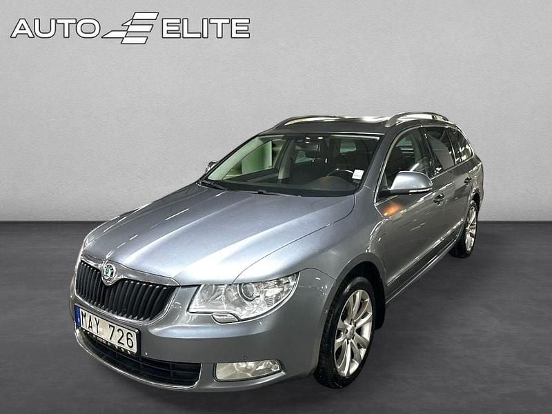 Silver Begagnad 2011 Skoda Superb Elegance Kombi | 74 800 kr (Lite dyr) - Bild 1/4