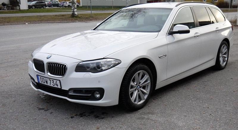 Vit Begagnad 2017 BMW 520 Kombi | 159 000 kr (Marknadspris) - Bild 1/4