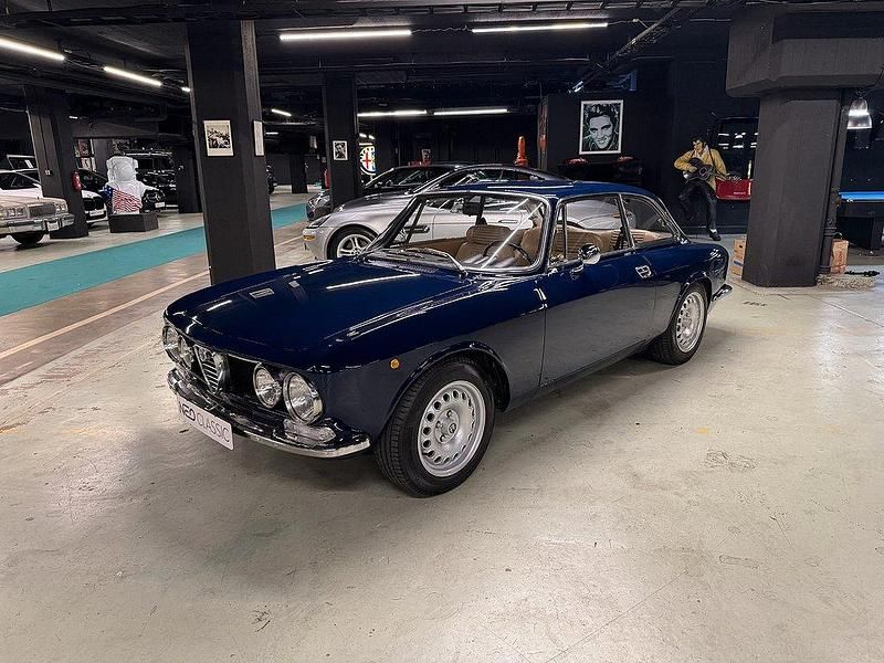 Mörkblå Begagnad 1975 Alfa Romeo GT Junior | 495 000 kr - Bild 1/4