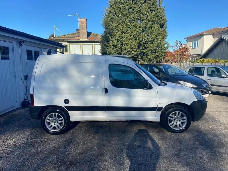 Vit Begagnad 2005 Peugeot Partner Van | 22 500 kr (Lite dyr) - Bild 1/4