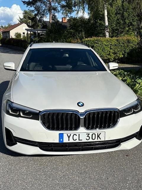 Vit Begagnad 2021 BMW 520 Kombi | 325 000 kr (Marknadspris) - Bild 1/4