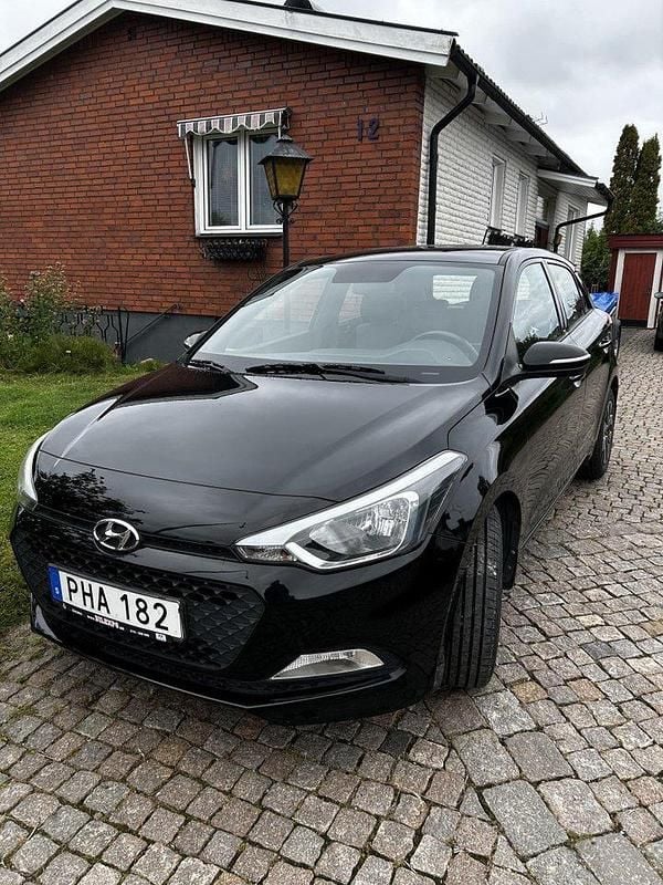 Svart Begagnad 2018 Hyundai i20 Comfort Halvkombi | 130 000 kr (Marknadspris) - Bild 1/4