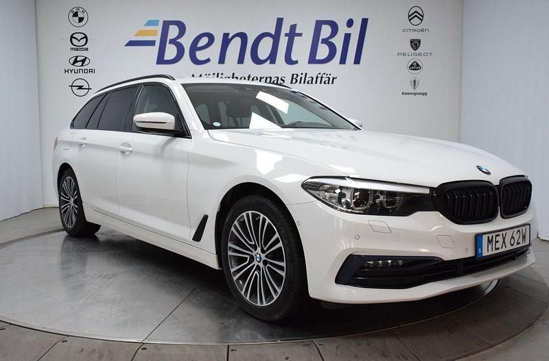 Vit Begagnad 2019 BMW 520 Sport Line Kombi | 309 800 kr (Marknadspris) - Bild 1/3