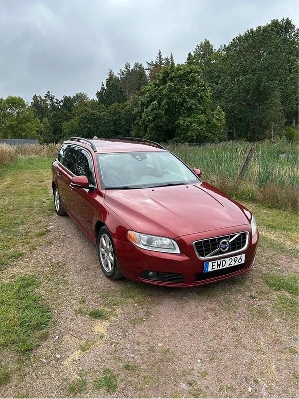 Röd Begagnad 2012 Volvo V70 Momentum Kombi | 69 500 kr (Marknadspris) - Bild 1/4
